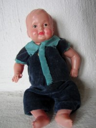 En Liten Söt Pojkdocka Sköldpadda, 14,5 cm.