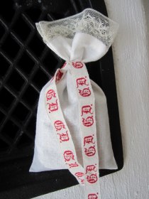 Nysydd lite större Lavendelpåse med vackert monogramband!