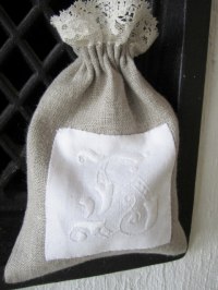 Lavendelpåse i Oblekt Linne och med Vackert Monogram, " B".