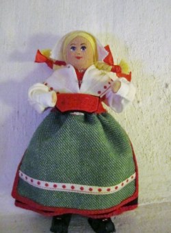 En Söt Weibull Docka med Häradsdräkt från Värmland!