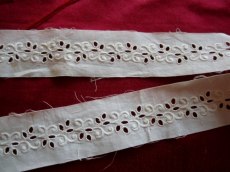 En upptäckt! En Vackert Handbroderad Brodyr Spets!