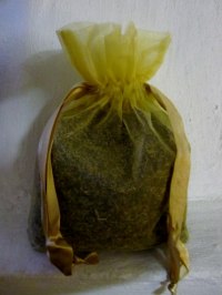 En Organzapåsa i Guldfärg, 175 gr Doftande Lavendel!