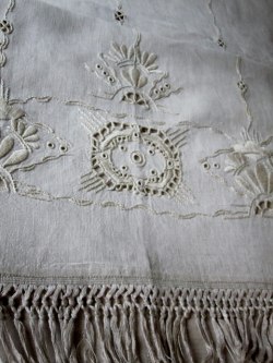 En Vackert Handbroderad Jugendgardin/ Draperi i Oblekt Linne!