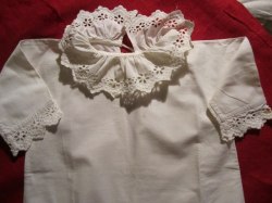 En Bedårande Söt Babyskjorta med Handsydd Brodyrspets!