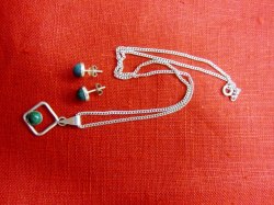 Halsband med Örhängen i Silver och grön sten