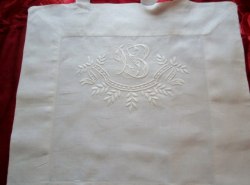 Ett Underbart Vackert Hantverk! Linnefodral med Praktmonogram!