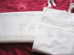 Oanvända, Lakan och Örngott med Vackert Monogram!