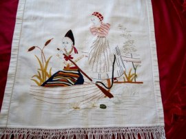 En Vackert Broderad, Antik Bonad med Dalkullor!