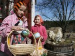 Filippa och Julia tittade förbi på väg till Blåkulla... ! Klicka på bilden för att se den i större format!
