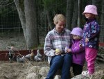 -Titta mamma, vi hittade påskägg i hönsgården!