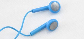 FÄRGADE HÖRLURAR MED MIC