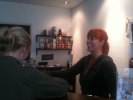 Petra tar emot i receptionen.