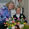 "Påskpyssel". Monika Lindell visar Rigmor Karlsson hur man gör ett riktigt avancerat blomsterarrangemang.