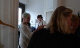 Aha där har vi missat något, Monica och Margareta spanar in i lokalen igen.