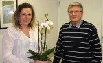 Karoline Porwoll avtackas på Fotoklubbens årsmöte av ordförande Roger Sjöblom, Foto Martti Henttunen