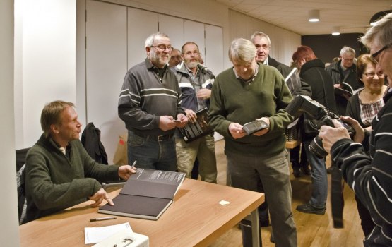 Brutus Östling signerar sina böcker.	Foto  Klas Larsson