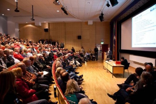 Ett fullsatt infocenter lyssnade till argumenten för och emot en ny hamn i Värö. Fotograf Bengt Christensen