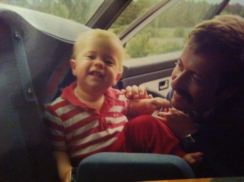 Älskar denna bild på mig och pappa. Han ser så nöjd, lycklig och helt harmonisk ut. Lycklig över att även fått en liten tjej i familjen ser det ut som. 