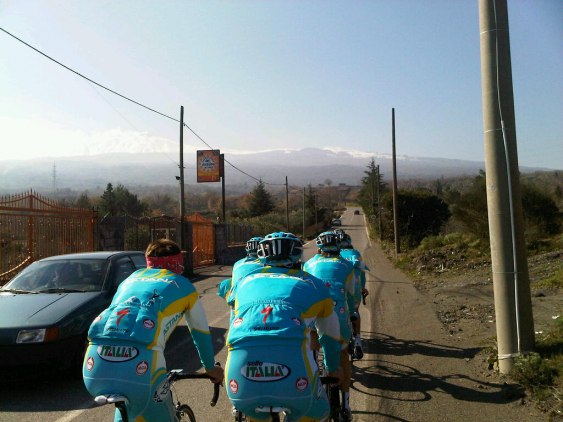 On our way on the second climb, peaking at 1650meters, then we rode down to sealevel once again.