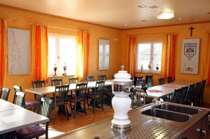 Varmt och skönt i lunchrummet med exklusiva marmorpaneler på väggarna