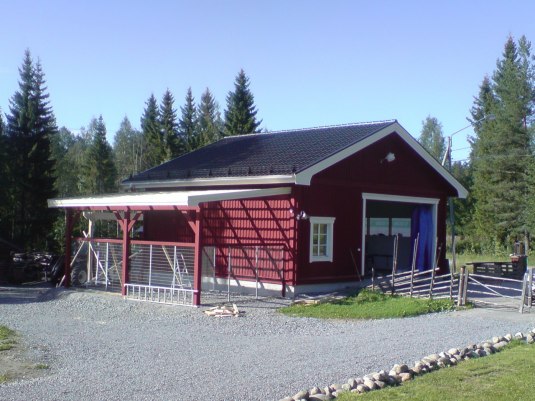 Ett garage är mer än bara ett garage...här under uppbyggnad.