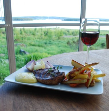 Grillad fasan med utsikt från altanen. Foto: Jaana