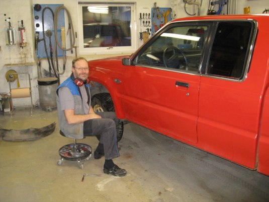 Vi har en välutrustad skadeverkstad där vår plåtslagare Jonny jobbar.