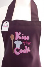 DAM - Kiss The Cook - 96 cm från bröstlapp till fåll. Bredd 76 cm - band 86 cm.
