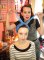 Helens pincurls skyddas av en scarf