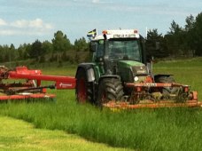 Slåtter av 1 skördens hösilage, 1 skörden totalt cirka 1000 balar i år. Vallskörden påbörjades 27 Maj