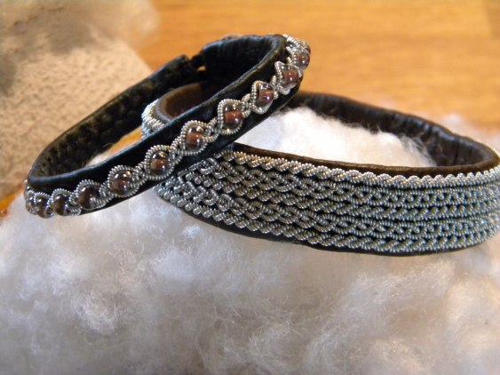 armband i renskinn, tenntråd och horn
