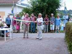 P-O och Birger klipper bandet för att inviga boulebanan