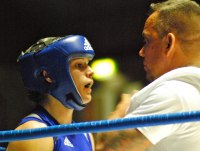 Helena Falk tar in coach Petri Erikssons instruktioner  