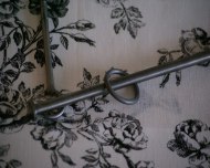 Brända stänger med ring och vägghållare från Maria Lilliecreutz