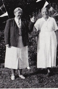 Hembygdsföreningens första ordf .Signe Borlind t.v. och  Greta Weman