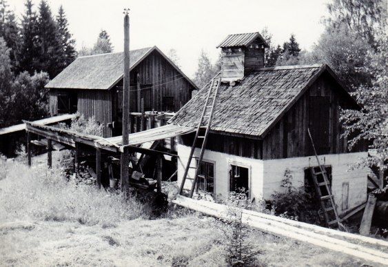 Såghuset och kraftstationen t.h.