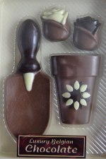 CHOKLADROSOR MED SPADE OCH KRUKA CHOKLADFIGURER TRÄDGÅRD 