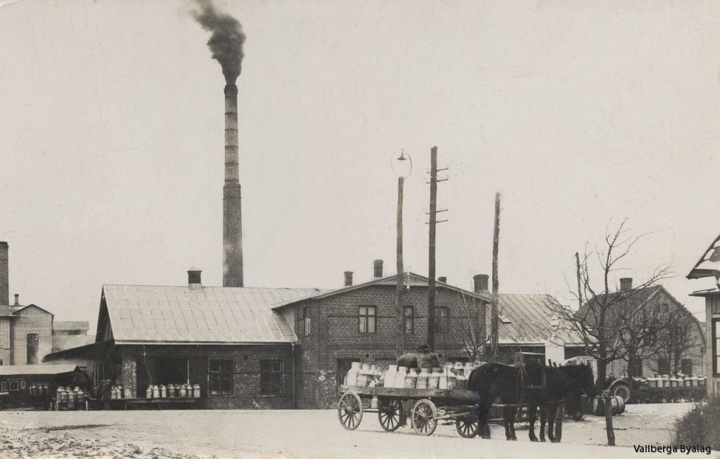  - 10700613-qVhnM.jpg?name=Vallberga_gamla_mejeri-_På_platsen_ligger_nu_Spitze-_Lite_osäkert_när_kortet_är_taget,_mellan_1910_och_1920-_Vi_forskar_vidare-_Vi_har_fått_fotografiet_av_Stig_Lundh_från_Gamleby,_Småland,_som_besökte_Vallberga_i_juli_2011-_Hans_farmors_bror_Hilbert_Mårtensson_var_chef_för_andelsmejeriet_under_många_år-