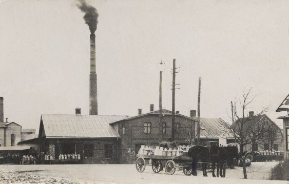 Vallberga gamla mejeri. På platsen ligger nu Spitze. Lite osäkert när kortet är taget, mellan 1910 och 1920. Vi forskar vidare. Vi har fått fotografiet av Stig Lundh från Gamleby, Småland, som besökte Vallberga i juli 2011. Hans farmors bror Hilbert Mårtensson var chef för andelsmejeriet under många år.