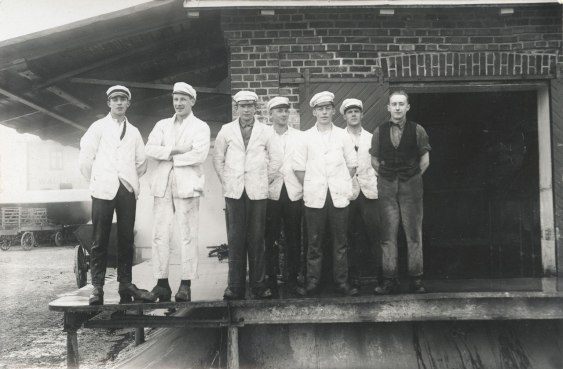 Kortet visar mejerielever i Vallberga 1929. Även detta kortet har vi fått av Stig Lundh, vars far Karl-Olof står som nummer tre från vänster på bilden. Nummer fyra från vänster är troligen Anders Jönsson som arbetade länge på mejeriet. Helge och Gunvor Nilsson har forskat lite och visat kortet för Anders Jönssons son Jan-Anders och dotter Birgitta, som även de tror att det är deras far på bilden. Är det kanske någon därute som vet något mer om bilden? Hör gärna av er! 