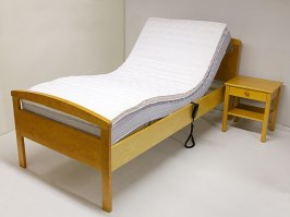 ställbar säng i björk från CS-möbler med madrass, bäddmadrass och bord