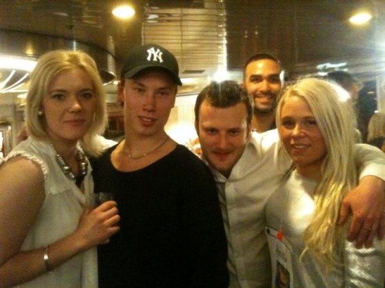 "Turre" tillsammans med två fina Köpingsdamer, herrlagets MVP och någon i bakgrunden som gärna ville vara med på bild.