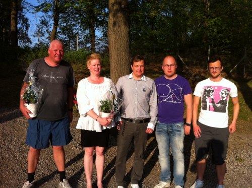 Ordförande Jürgen Michael, kassör Pia Öberg, sportchef Mikael Nyrhinen, ledamot Martin Egerth samt vice ordförande Jimmy Bladh njuter i vårvärmen efter sina sista uppdrag inom Köpings IBF. Nu blickar man med spänning och förväntan fram emot nya tider inom Köpingsinnebandyn.