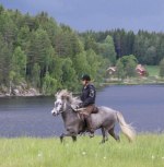 Marie på Aldinrós med Mörtsjön i bakgrunden