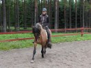 Emma & Smári i trav hemma på Mörtsjötorp