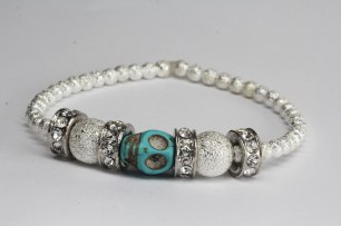 Armband med turkos dödskalle och silverpärlor