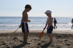 Oliver och William vid havet i San Agustin