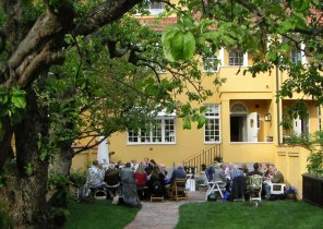 Varje år träffas medlemmarna för en picknick i Jolos trädgård på Lidingö (foto Kerstin Nylander)