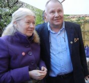 Vibecke Olsson och Mats Gellerfelt i Jolos trädgård  (foto: Kerstin Nylander)