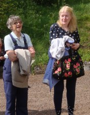 Vibeke Olsson tillsammans med nuvarande ägaren till Jolos sommarhus vid kanten av Hallandsåsen (foto Kerstin Nylander) 